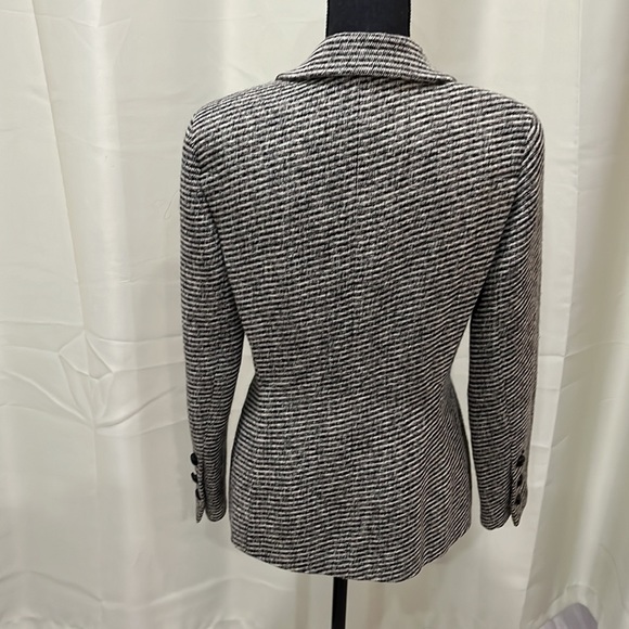 CHANEL lady one button tweed jacket - Picture 2 of 9